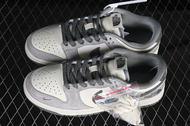 All categories Nk SB Dunk Series Nk SB Dunk Low High-end customized low-top sneakers Nike SB Dunk Low North Face co-branded rice gray pig eight leather Anniversary high-end customized low-top casual sneakers DN3168-008